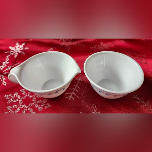 1970-1976 Corelle Blue Snowflake cream & sugar SET! - Picture 2 of 5